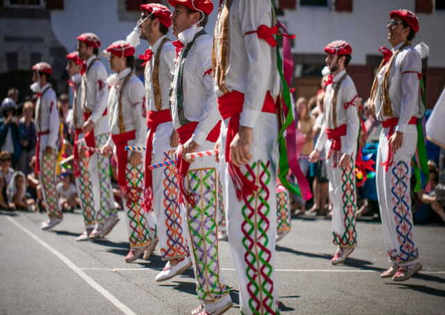 Fêtes de village : défilé et danses basques, repas, animations, feu d'artifice, bal, concert