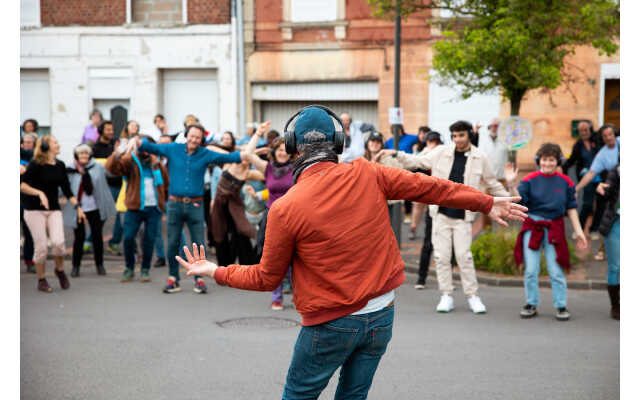 Noël à Ciboure ! Balade urbaine chorégraphique sur fond de cinéma Happy manif