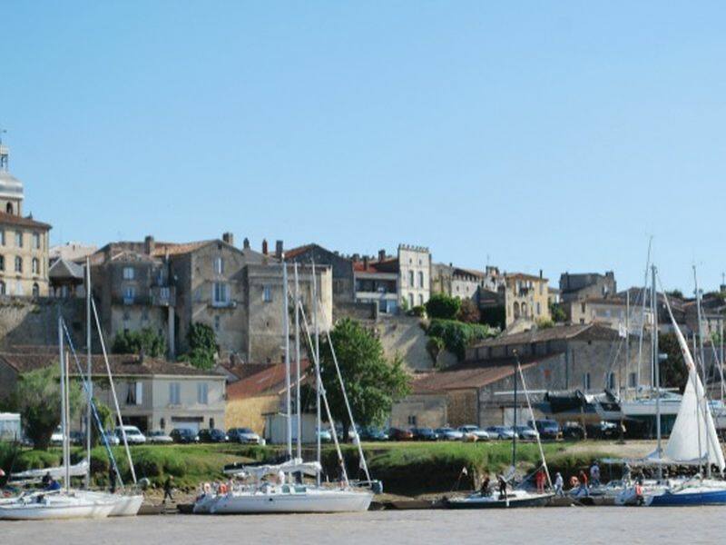 Fête du fleuve sur le port de Bourg