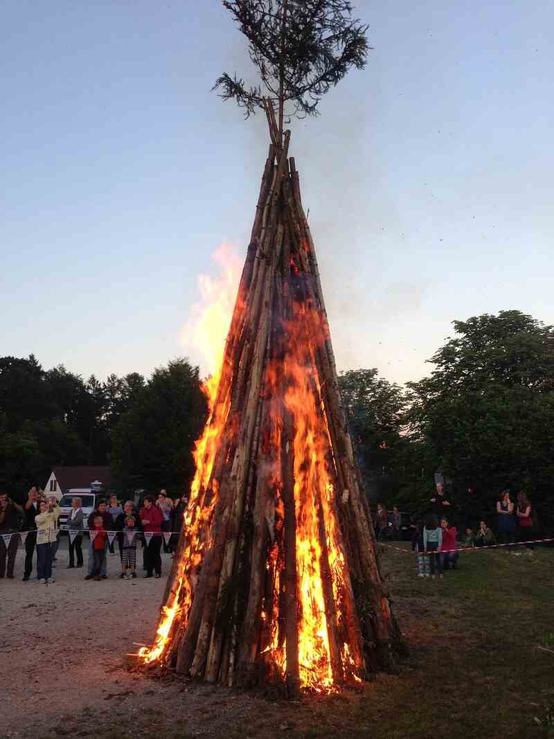 Feu de la Saint-Jean à la Chapelle Aubareil