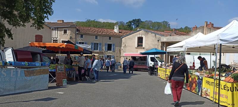 Marché hebdomadaire de Saint-Loup-Lamairé (dimanche matin)