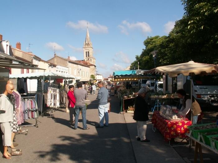 Marché hebdomadaire de Thènezay (dimanche matin)