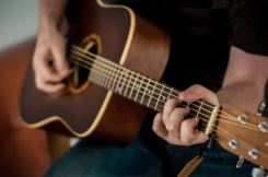 1 heure, 1 instrument : la guitare