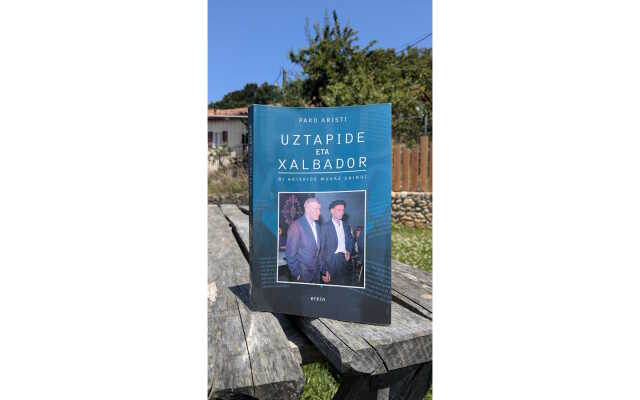 Présentation en basque du livre : Uztapide eta Xalbador : Bi adiskide mugaz gaindi de Pako Aristi