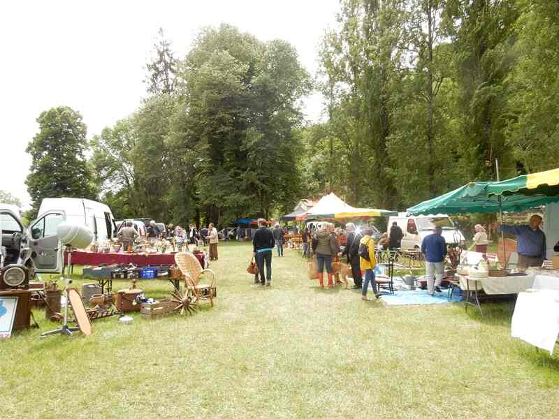 Belle brocante dans le jardin des moines