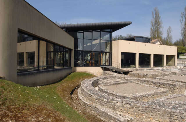 Monument jeu d'enfant |  Villa gallo-romaine de Montcaret