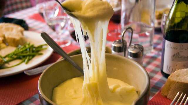 Repas autour de l'aligot