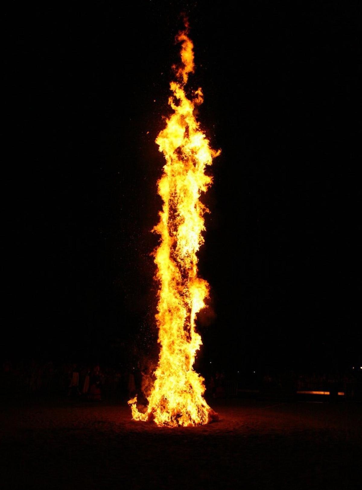 Mise à feu festive du brandon de Noël