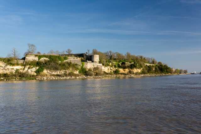 Mémoires des Pierres à Blaye : Sous les murailles de la citadelle...