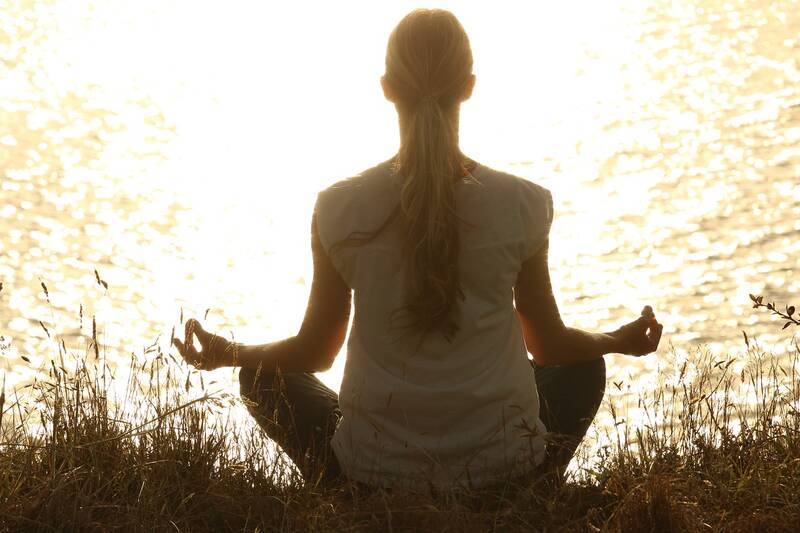 YOGA SUR CHAISE