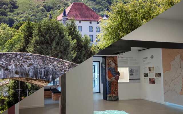 Visite du centre d'interprétation Mehaka sur la Basse Navarre et du village de Baigorri en basque.