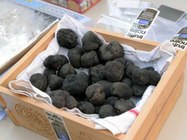MARCHÉ AUX TRUFFES ET PRODUITS DU TERROIR