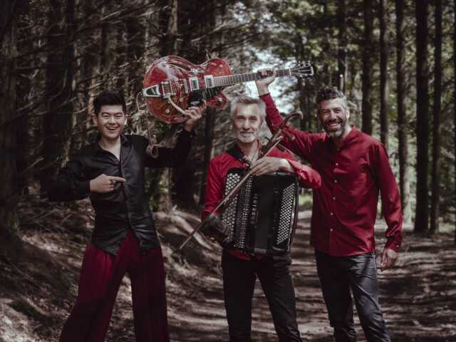 PLUME EN TRIO