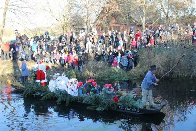 Arrivée du Père Noël en barque et marché de Noël