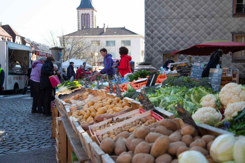 Marché hebdomadaire textile et alimentaire