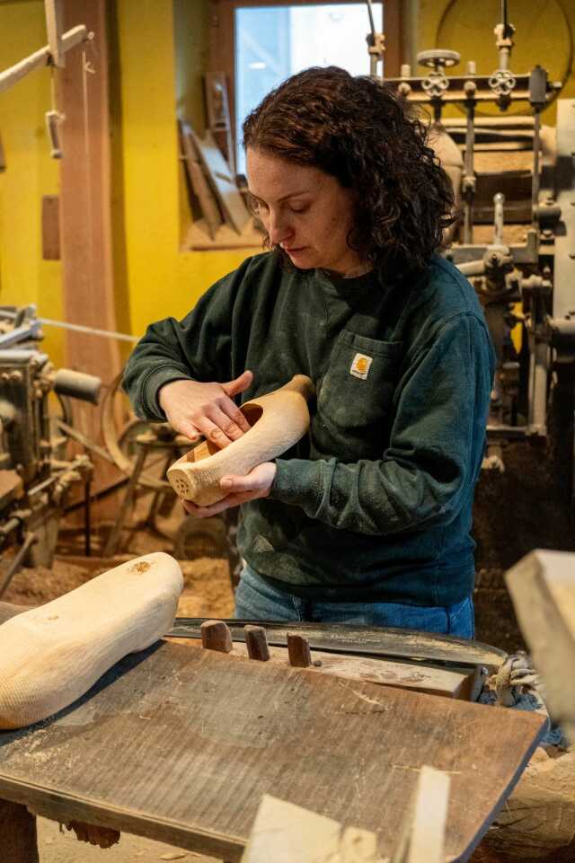 Immersion dans un savoir-faire ancestral à la Saboterie Pauline