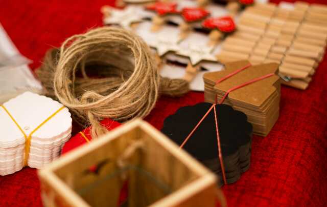 Atelier bricolage de Noël sur rondins de bois