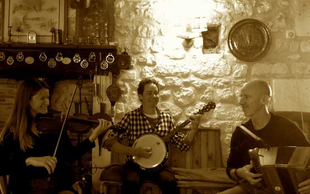 Nocturne sur le Village de Noël avec Banish Misfortune