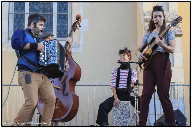 Nocturne sur le Village de Noël avec Yoë