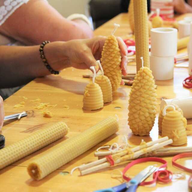 ATELIER FABRICATION DE BOUGIES EN CIRE D'ABEILLE