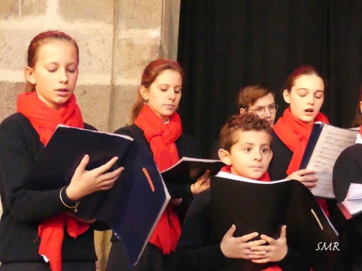 LES PETITS CHANTEURS DE LA TRINITÉ CHANTENT NOËL