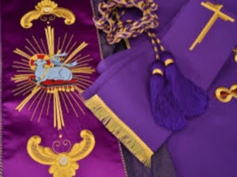 Visite de la crèche et exposition d'habits sacerdotaux - Eglise de Saint Michel de Livet