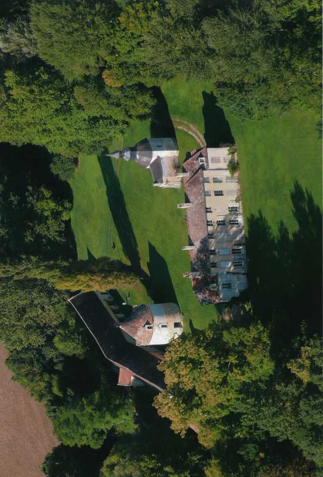 Visite libre du parc et des bâtiments annexes du Château de Vicques
