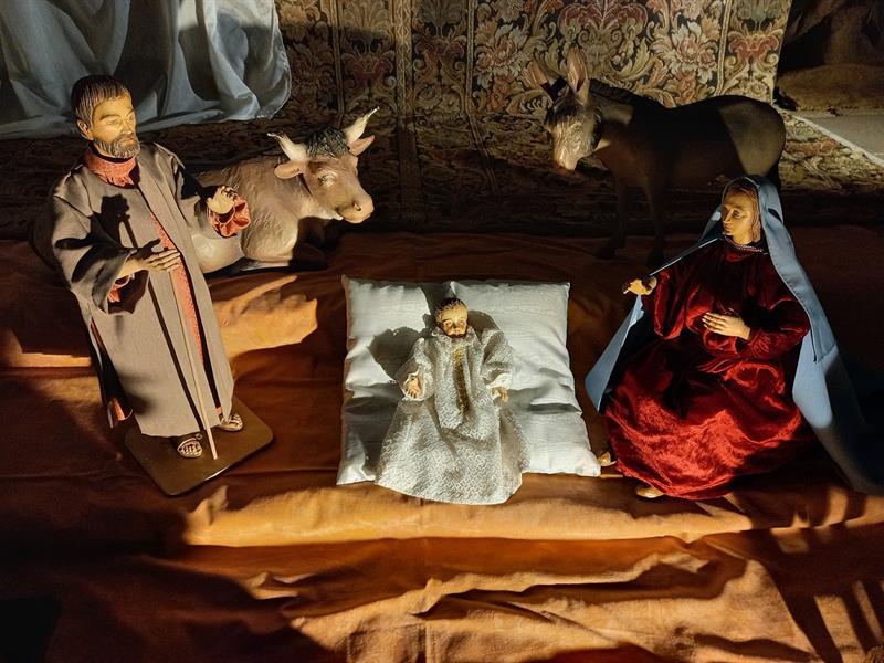 Noëlies, le sentier des crèches - Crèche baroque et mur d'expression