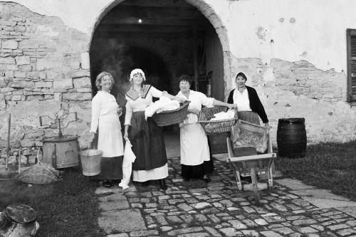 Village 1900 - rassemblement de voitures anciennes