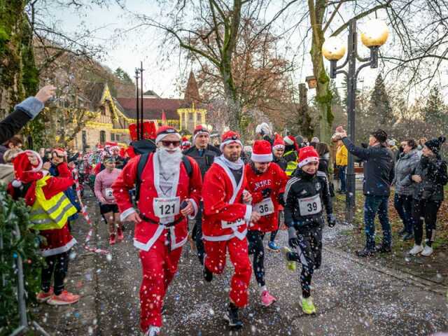 LA COURSE DES PÈRES ET MÈRES NOËL