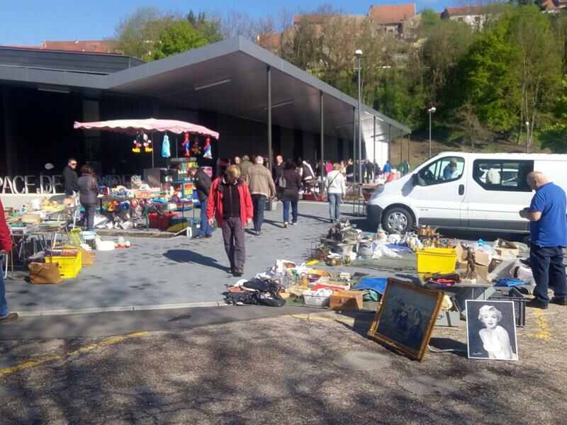 MARCHÉ AUX PUCES