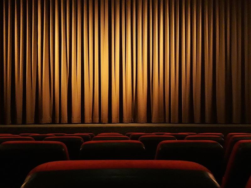 Théâtre série blanche et humour noir