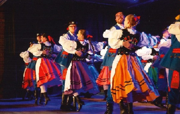 Spectacle folklorique polonais au théâtre de Montreuil